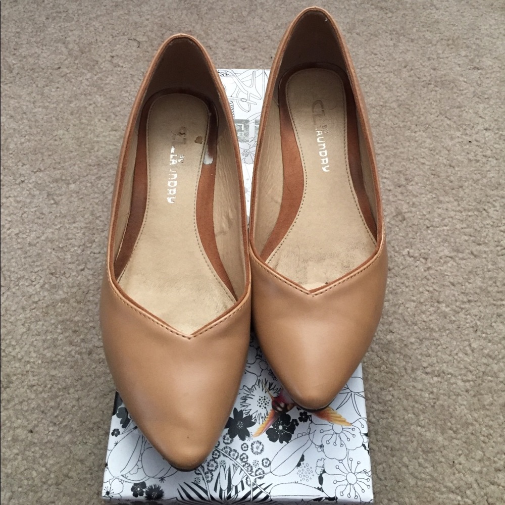 Tan pointed flats