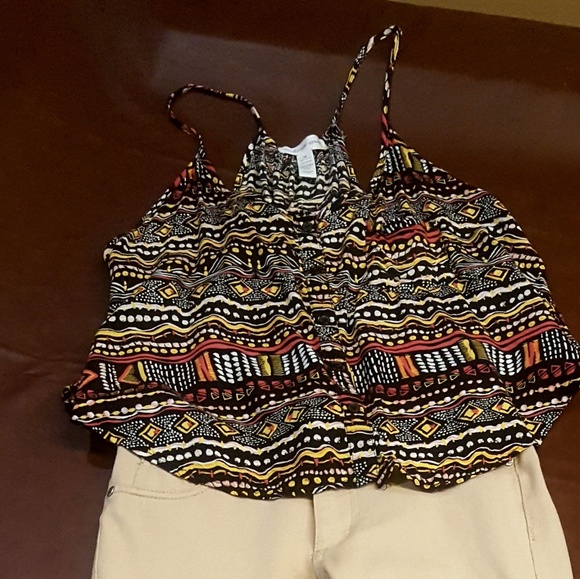 Ambiance flowing crop top. Medium - Picture 3 of 6