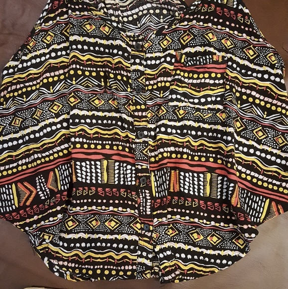 Ambiance flowing crop top. Medium - Picture 2 of 6