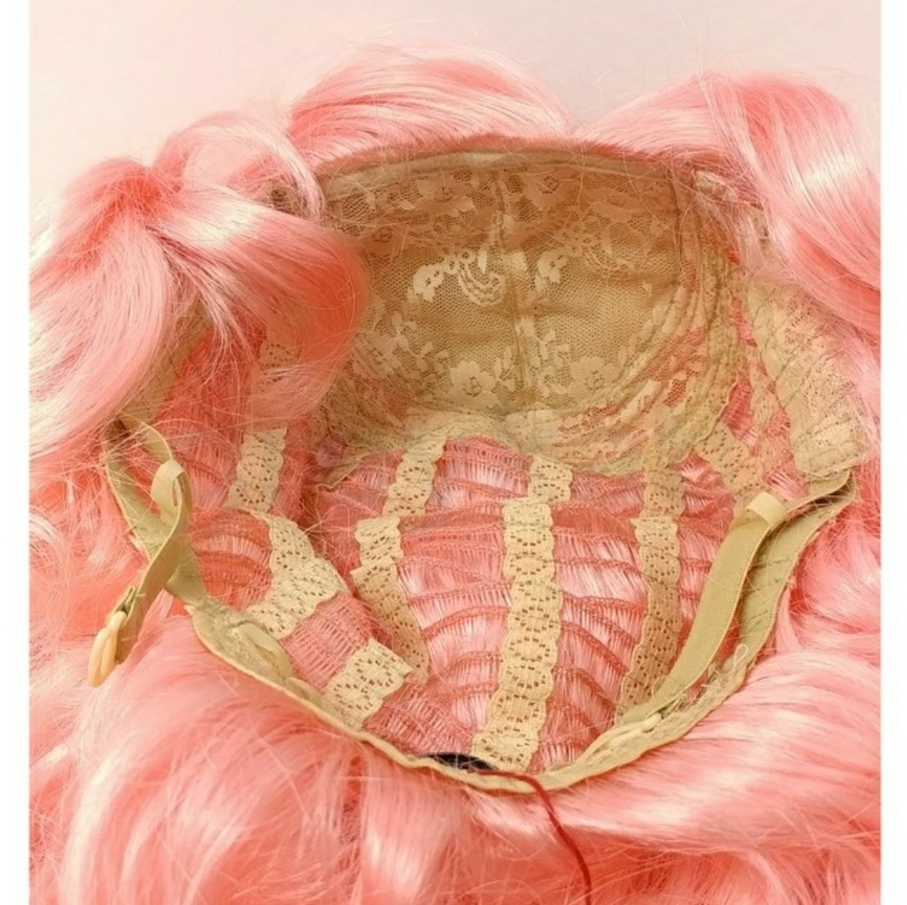 Light pink long curly wig with side part and bangs - Picture 5 of 5