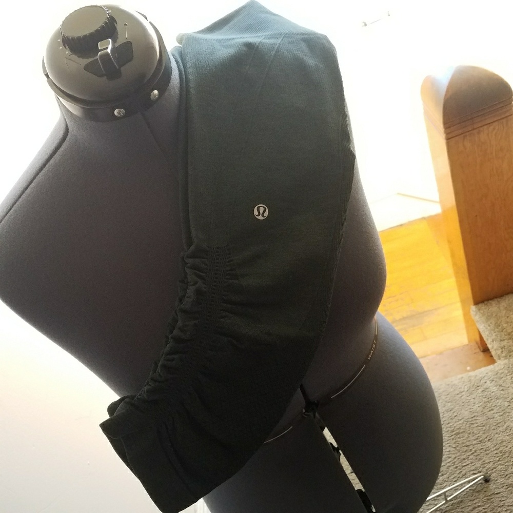 Navy Green Lululemon Crop Capri Leggings