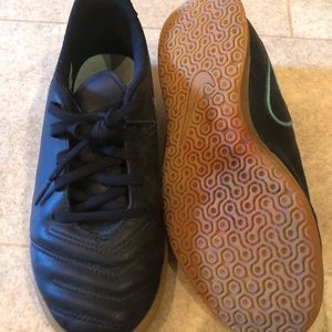 Nike youth indoor soccer shoes size 4.5y