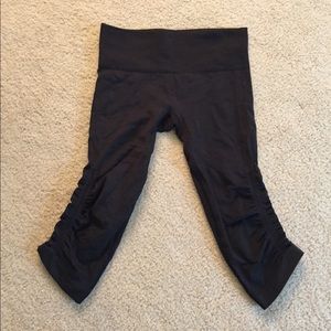 Black lululemon cropped leggings