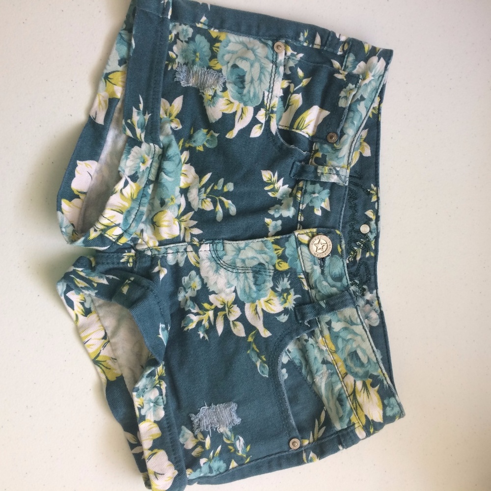 Flower-patterned shorts