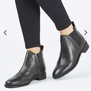 NEVER WORN genuine leather topshop chelsea boots