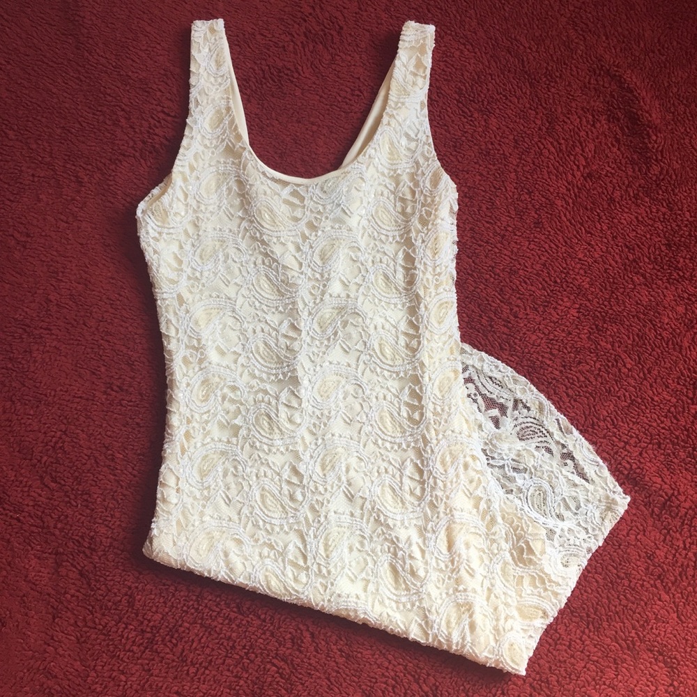 Cream/white lace sleeveless fitted dress