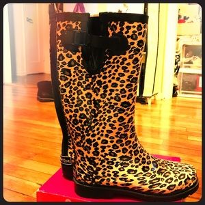 Leopard print rainboot