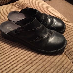 Clarks ladies black leather clogs
