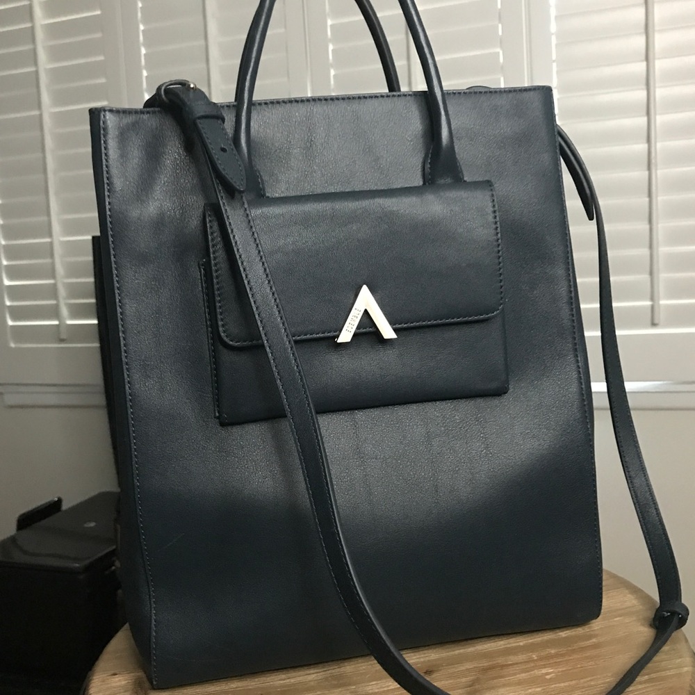 ESEMBLE Kiosk Tote NAVY