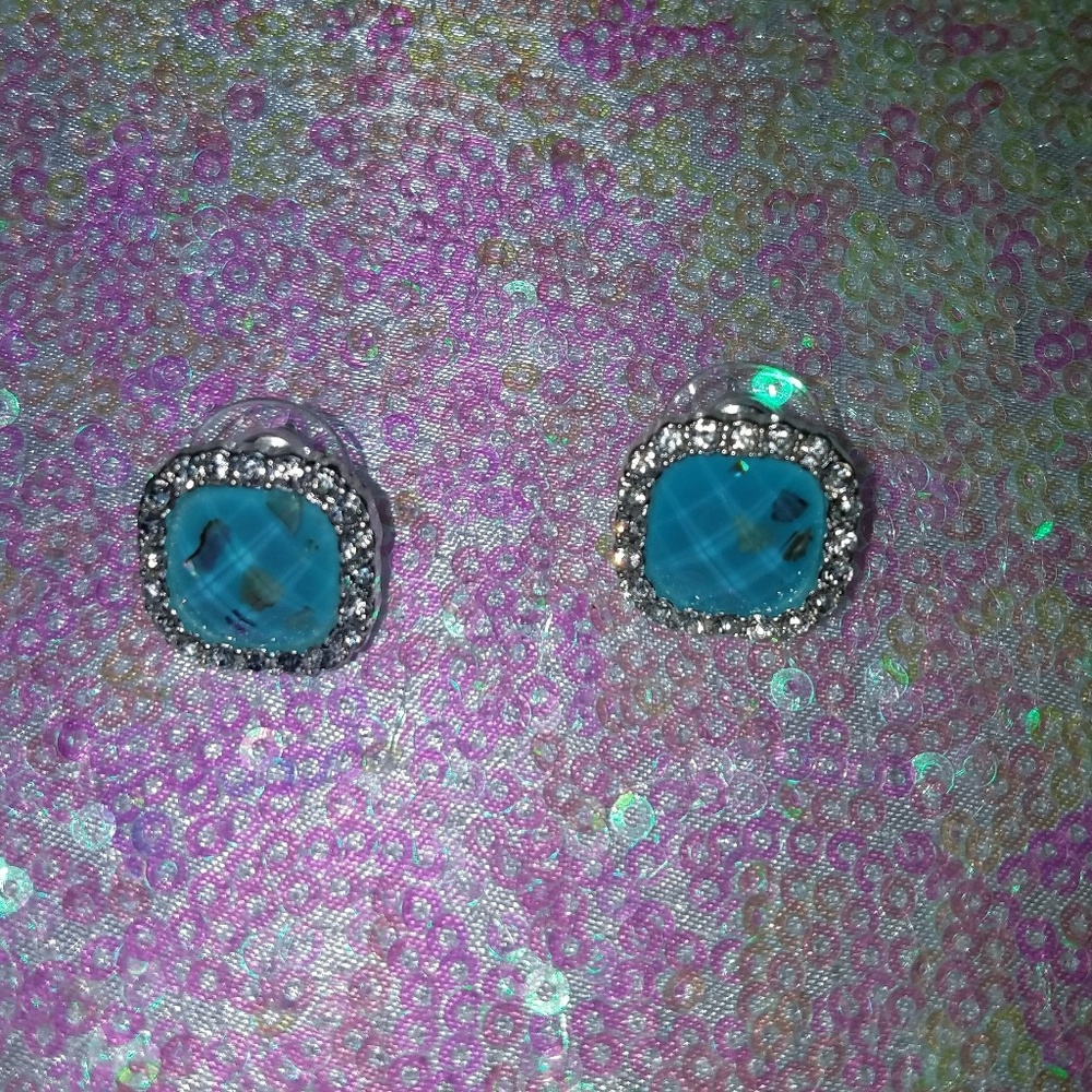 Earings - Picture 2 of 3