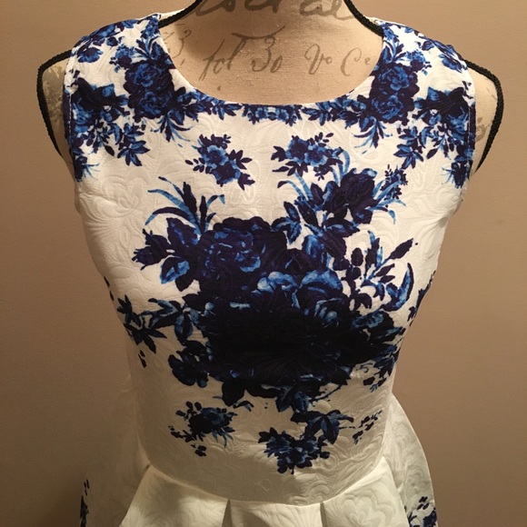 Dress - Picture 4 of 7