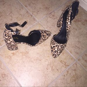 Leopard pointed toe ankle strap heels 👠 😻
