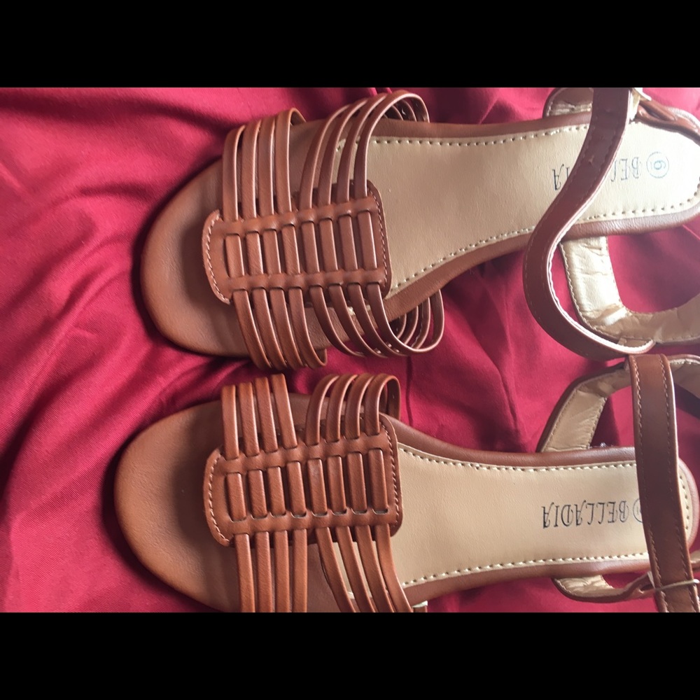 Brown low wedge sandal. NEW Size 6 👡