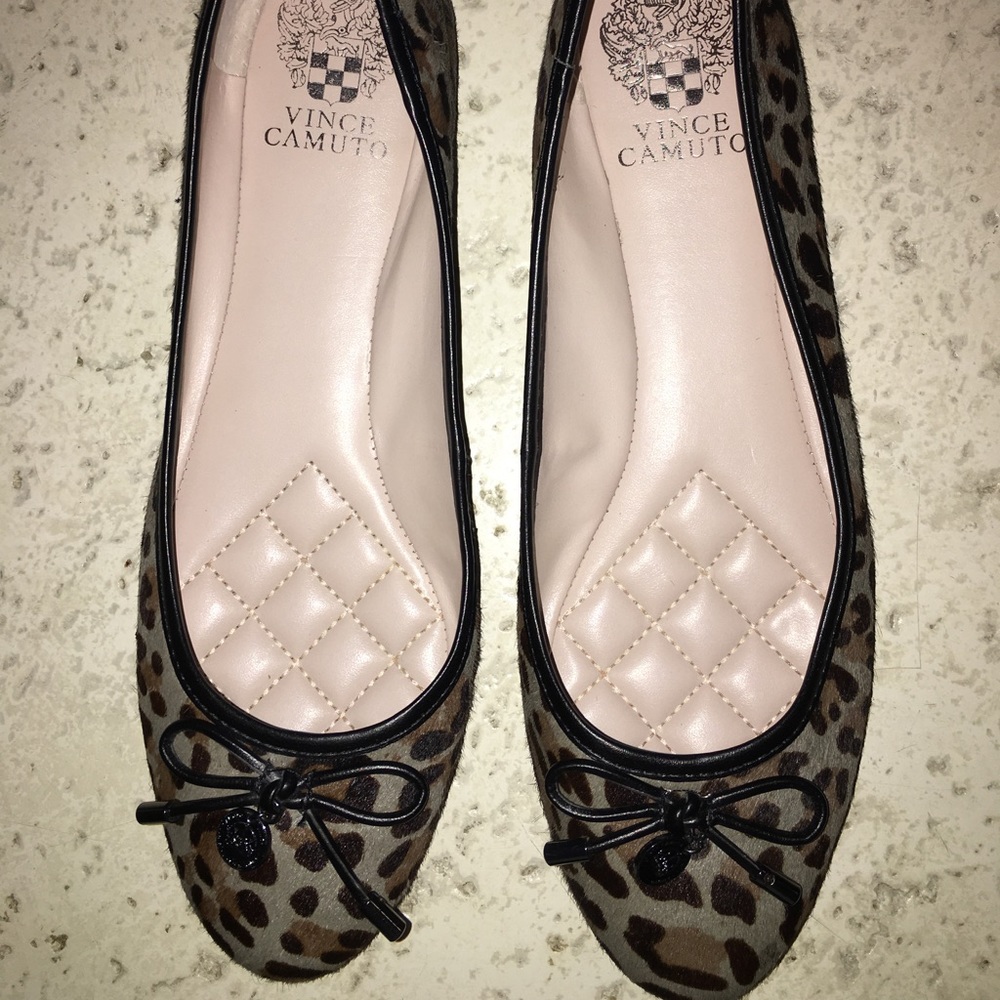 LIKE NEW VINCE CAMUTO FLATS