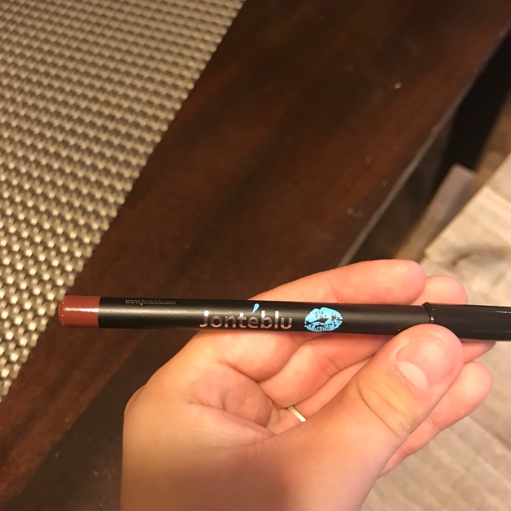 Jonteblu lip liner in the color brown sugar