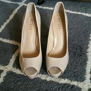 Guess pumps