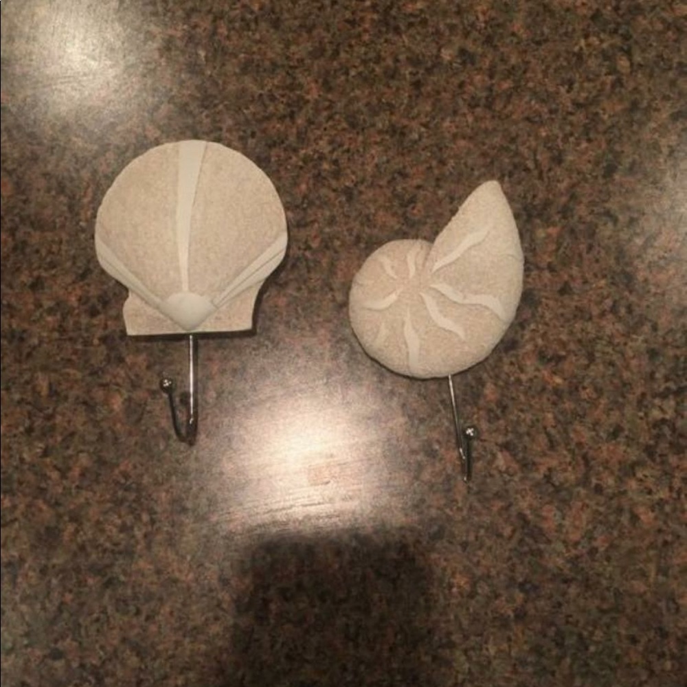 Seashell towel holders