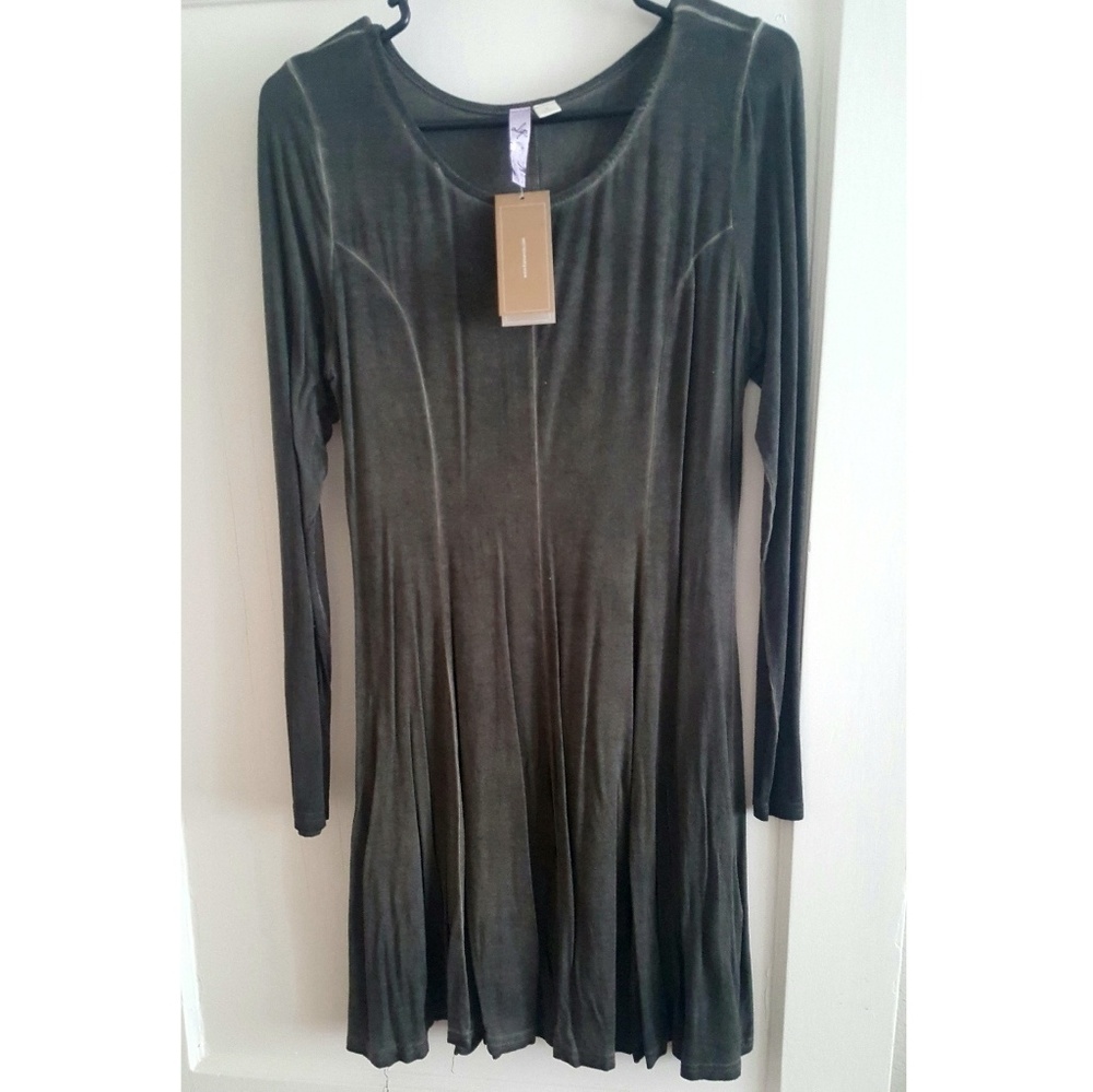 Long sleeve, above the knee, grey dress