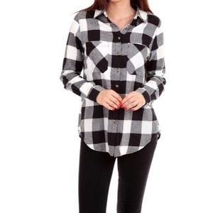 Black and White Plaid Button Up 🖤