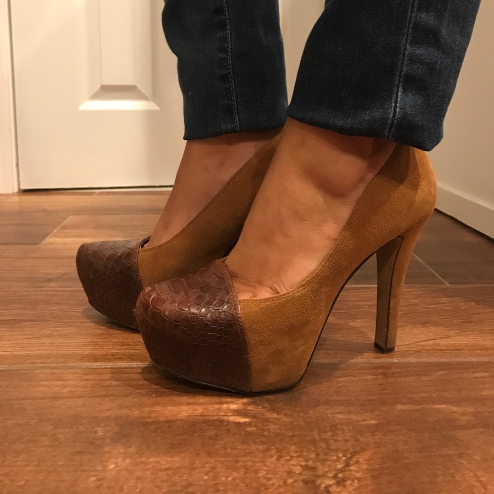 Tan Jessics Simpson Heels. Great condition