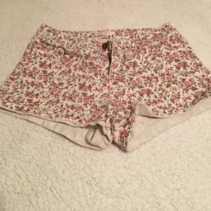 Floral print shorts 🌺🌺🌺🌺