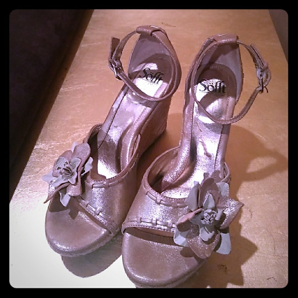 Sofft brand gold wedges