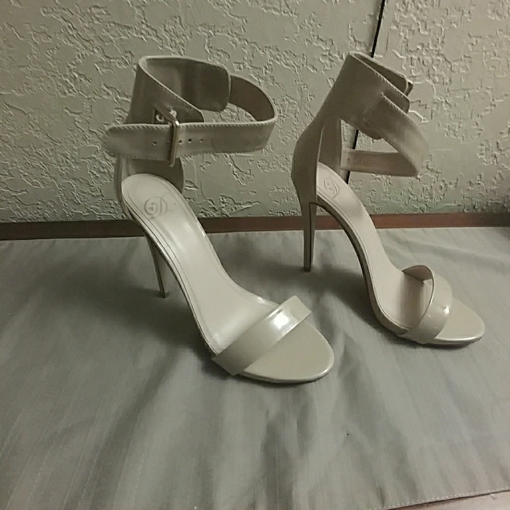 Ankle bracelet heels