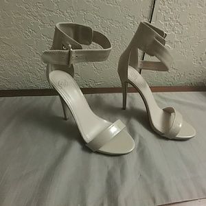Ankle bracelet heels
