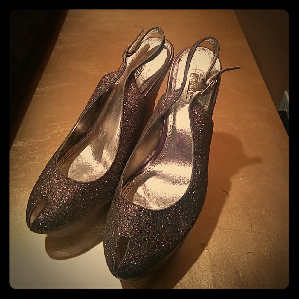 Metallic bronze wedge
