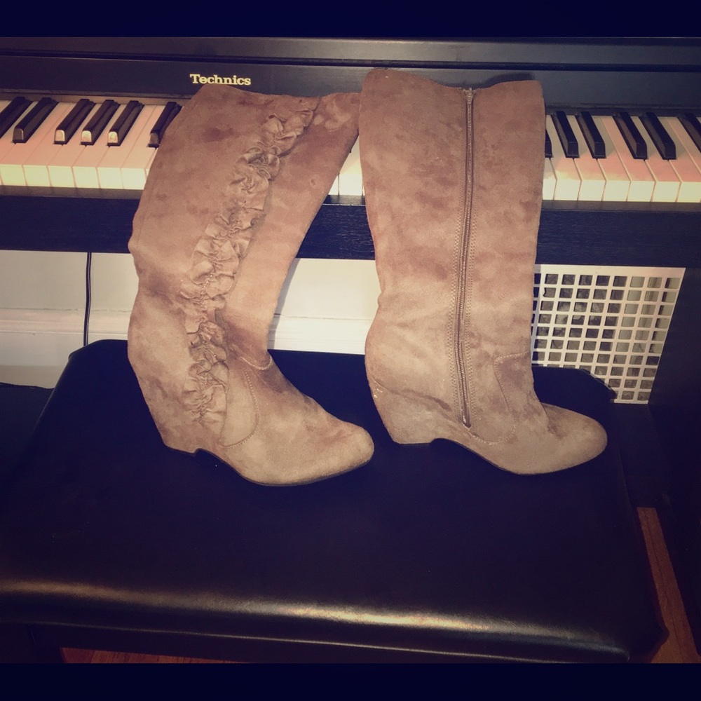 Grey 3 inch wedge boots, ruffled design, nwot