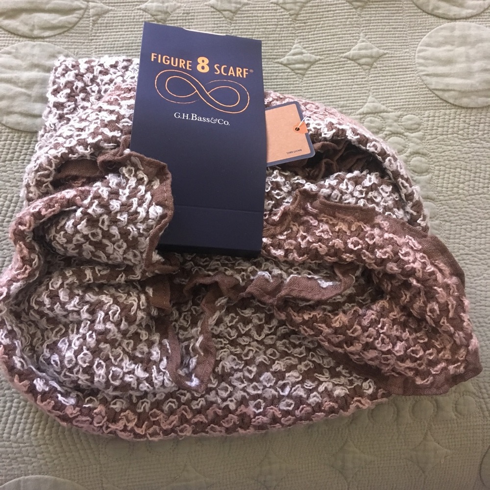 3/25 SALE ⭐️ Figure 8 Scarf