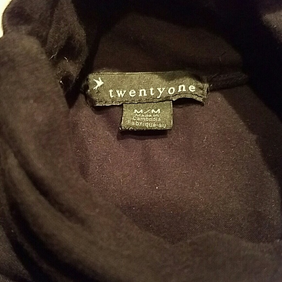 Detailed Turtleneck - Picture 7 of 7