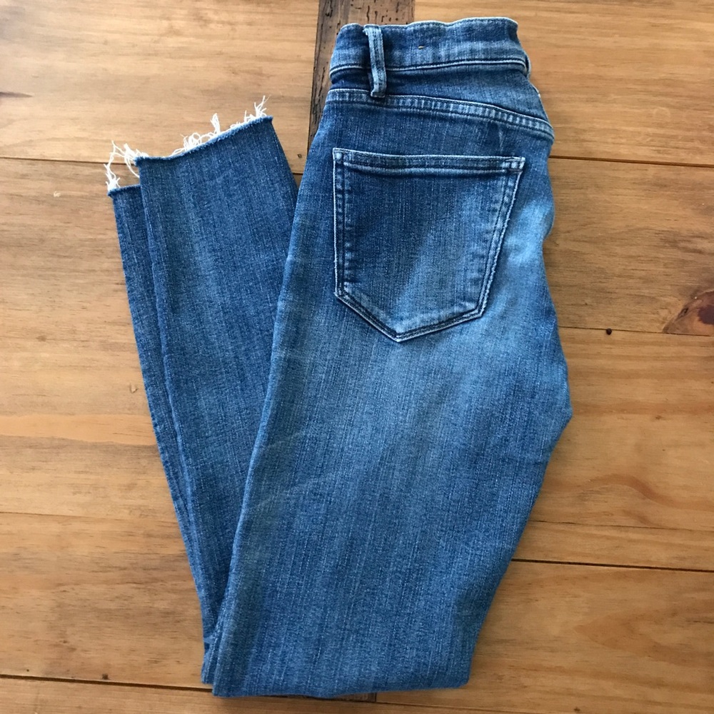 Madewell skinny skinny jeans size 25. Frayed hem.
