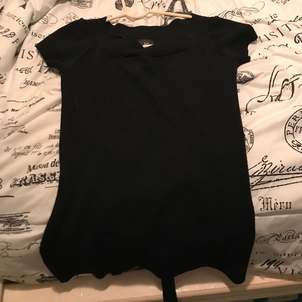 Black shirtsleeves sweater