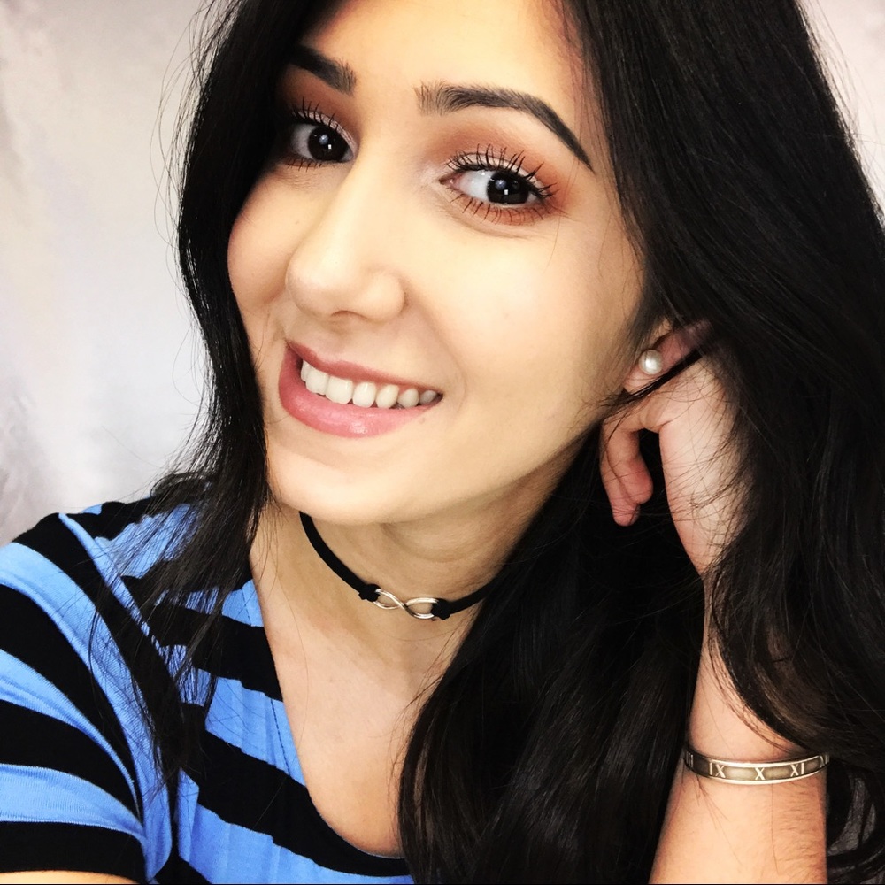 Hi guys. I'm Sabrina. I have a problem (Shopping).