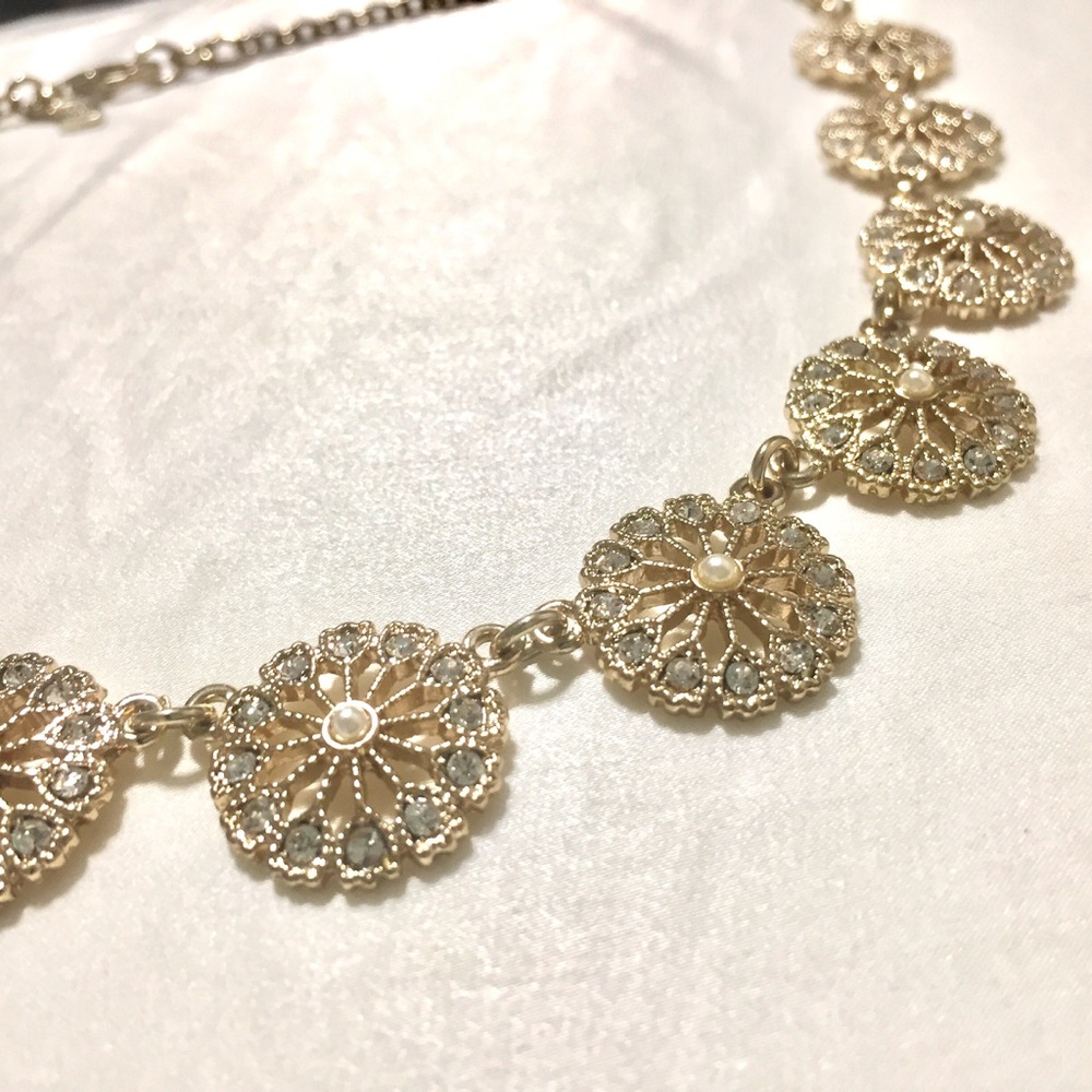 ✨Banana Republic Statement Necklace✨