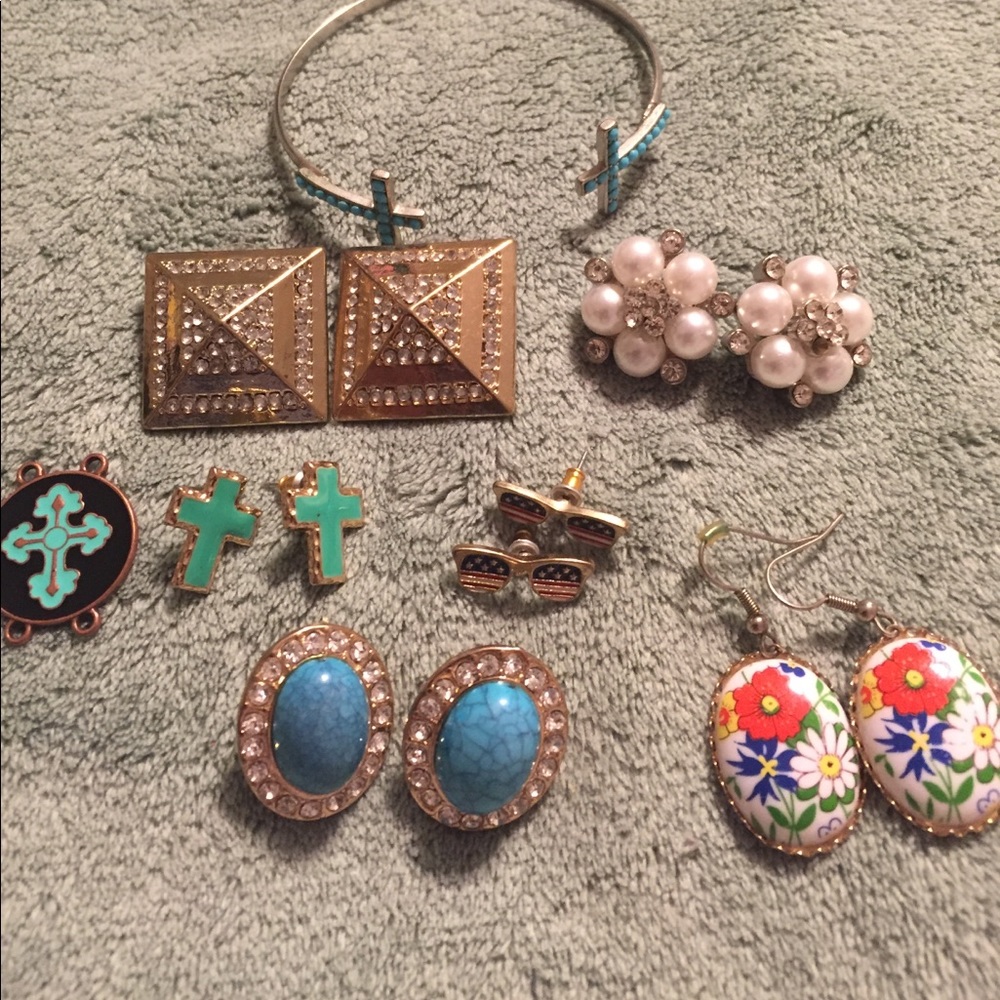 8 pieces of jewelry