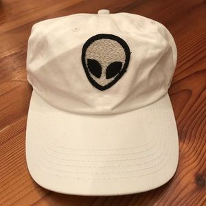 Brandy Melville white alien hat Brandy Melville white alien hat