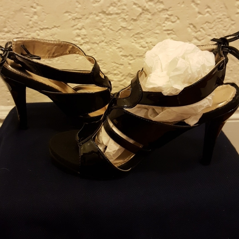 Black patent heels from Gomax. Sz 8.5