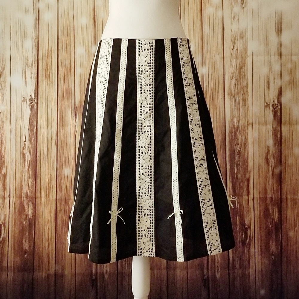 LULUMARI Navy Skirt with White Lace & Ribbon