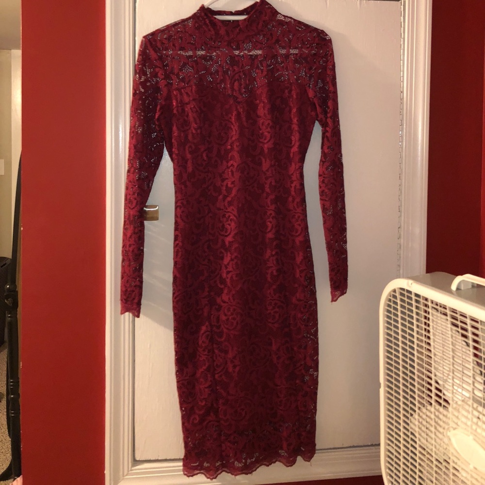 Bodycon maroon lace dress