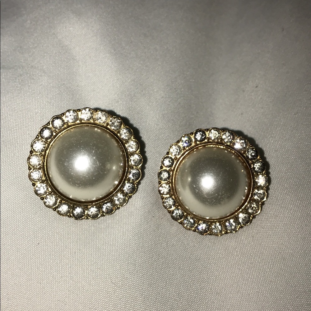 Classy pearl earrings!