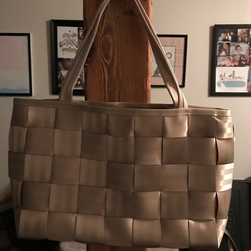 Harvey’s seat belt purse