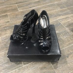 Steve Madden Merriee black patent booties!!