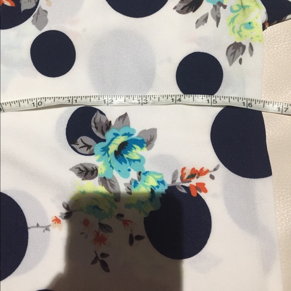 Beautiful round neck chiffon blouse - Picture 3 of 3