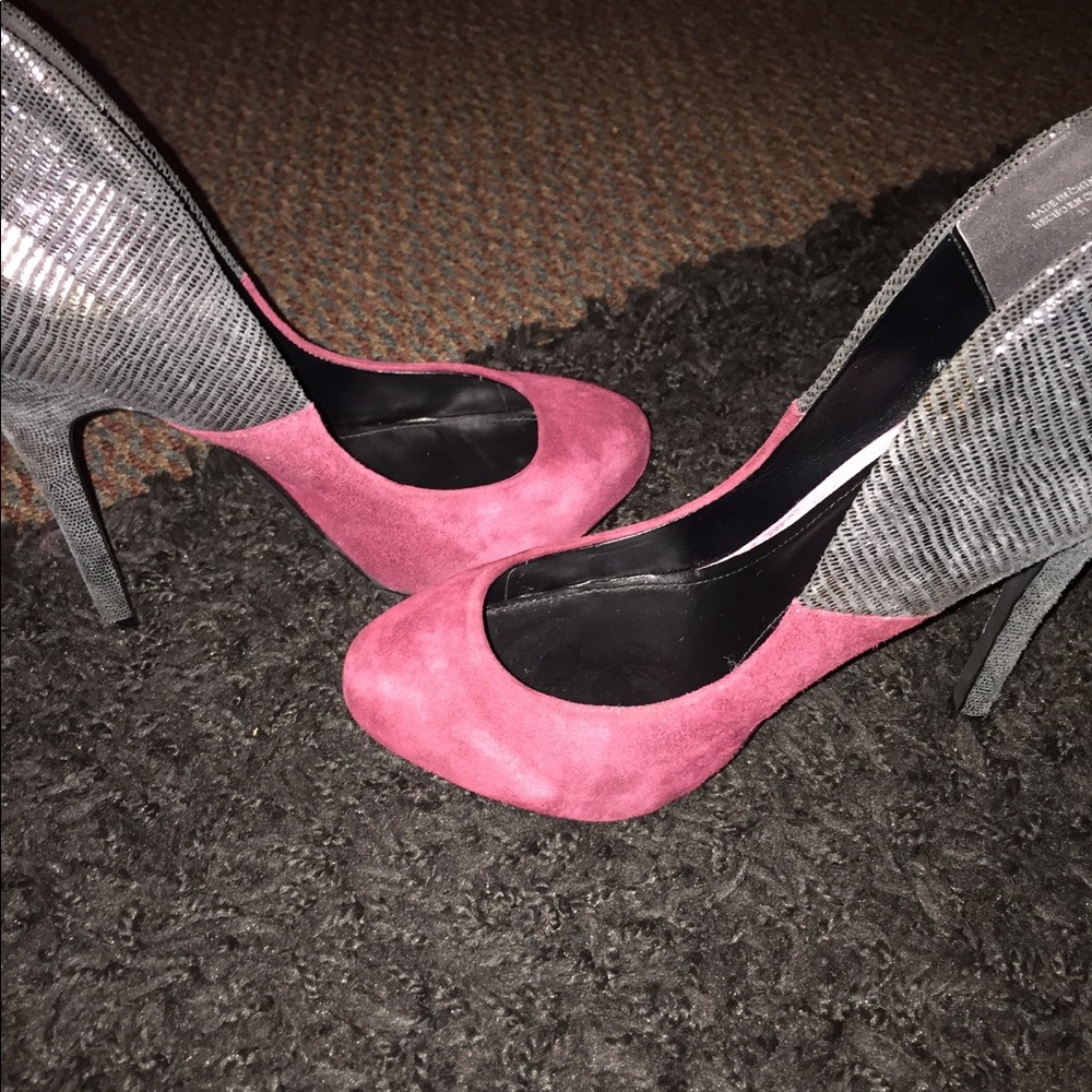 Red metallic pumps