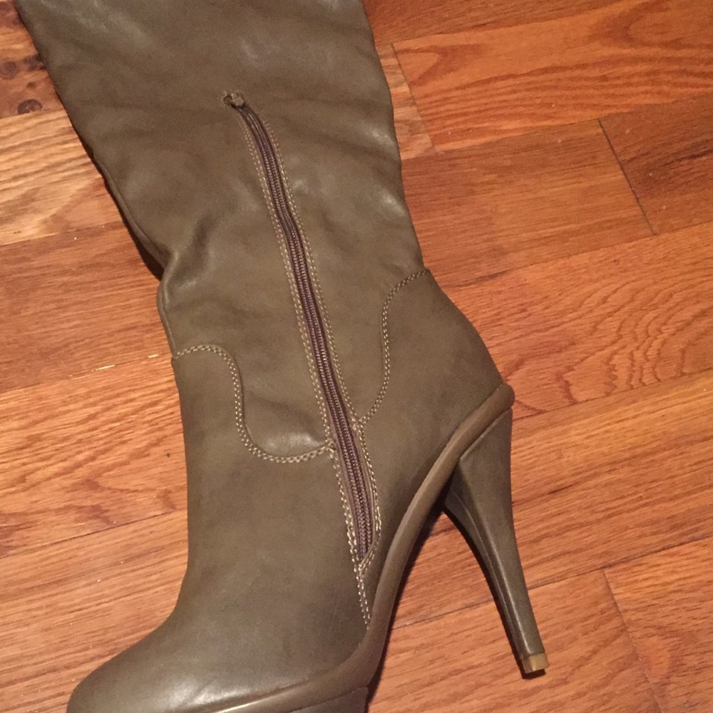 Boots - Picture 2 of 5