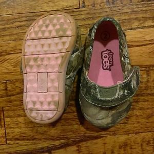Teeny toes camo baby shoes sz2