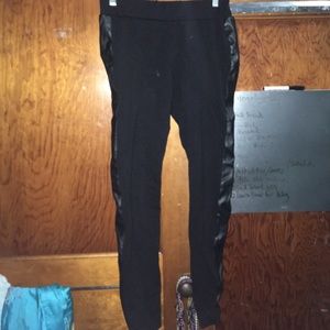 Leggings with faux leather stripes
