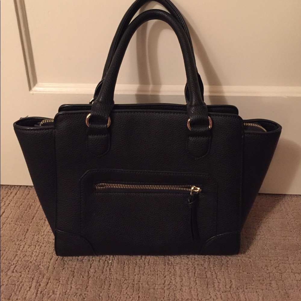 Black medium sized purse!